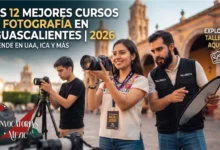 Estudiantes de fotografía realizando prácticas con cámara y relector de luz en el centro histórico de Aguascalientes.