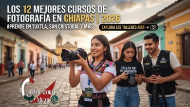 Estudiantes de fotografía realizando prácticas con cámara en las calles coloniales de San Cristóbal de Las Casas, Chiapas.
