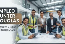 Equipo de ingenieros y arquitectos en un entorno industrial corporativo para la bolsa de trabajo de Hunter Douglas México.