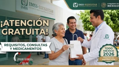 Una mujer de la tercera edad y su hijo en México reciben medicamentos gratuitos de un farmacéutico sonriente en un centro de salud oficial de IMSS-BIENESTAR. La imagen incluye textos que aclaran "¡ATENCIÓN GRATUITA!" y "Población sin Seguridad Social", eliminando la búsqueda del antiguo carnet INSABI.