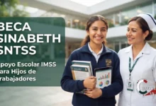 Beca SINABETH: Convocatoria SNTSS para Hijos de Trabajadores del IMSS, Requisitos y Guía de Registro 12 Estudiante mexicana sonriente junto a su madre enfermera del IMSS promocionando la Beca SINABETH SNTSS.