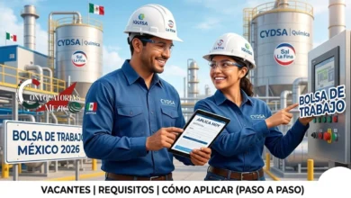 Ingenieros de Grupo CYDSA consultando vacantes y proceso de postulación en una planta química e industrial en México.