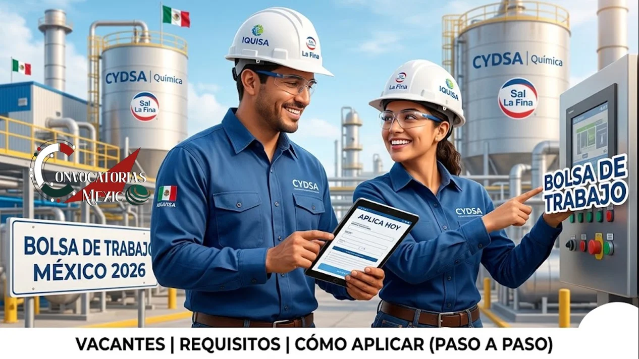 Ingenieros de Grupo CYDSA consultando vacantes y proceso de postulación en una planta química e industrial en México.