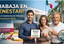 Tres personas sonrientes (joven, adulta y mayor) frente a una oficina de la Secretaría de Bienestar en México sosteniendo una tablet con la leyenda "Bolsa de Trabajo 2026 - Vacantes Disponibles" y el logo del Gobierno de México.