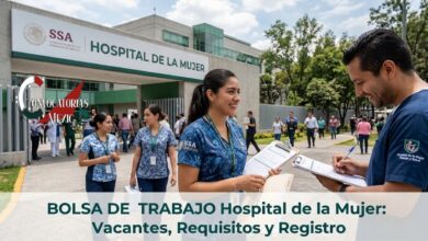Personal médico en la entrada del Hospital de la Mujer del SSA en CDMX. Una enfermera y un médico en primer plano revisan documentos en una tabla con clip. Texto superpuesto: Bolsa de Trabajo Hospital de la Mujer: Vacantes, Requisitos y Registro.