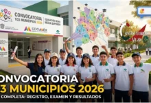Tres estudiantes de secundaria en México con uniforme escolar frente a un plantel educativo, revisando en una tableta digital los resultados de la Convocatoria 103 Municipios 2026 para preparatorias del Estado de México.