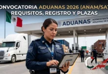 Convocatoria Aduanas 2026 (ANAM): Requisitos, Vacantes y Registro Oficial 12 Oficial de Comercio Exterior de la ANAM usando tableta digital en garita aduanera con camiones de carga y bandera de México