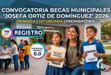 Convocatoria Becas Municipales "Josefa Ortiz de Domínguez" 2026: Requisitos, Registro y Fechas 12 Madre e hijos estudiantes sonrientes sosteniendo carpetas de solicitud frente al módulo de registro de las Becas Municipales Josefa Ortiz de Domínguez 2026.