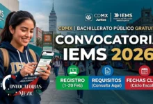 Estudiante en CDMX consultando en su celular la Convocatoria IEMS 2026 para registro, requisitos y fechas clave.