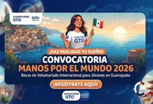 Joven mexicana de Juventudes GTO feliz en un paisaje europeo con la bandera de México, promoviendo la beca de voluntariado internacional Manos por el Mundo 2026.