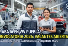Convocatoria Volkswagen Puebla: Vacantes, Requisitos y Registro Paso a Paso 12 Dos empleados profesionales de Volkswagen Puebla sonrientes en la línea de montaje junto a un vehículo nuevo y brazos robóticos, promocionando la convocatoria de empleo 2026 para operadores e ingenieros.