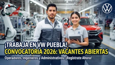 Dos empleados profesionales de Volkswagen Puebla sonrientes en la línea de montaje junto a un vehículo nuevo y brazos robóticos, promocionando la convocatoria de empleo 2026 para operadores e ingenieros.