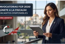 Una abogada o funcionaria profesional con traje sastre azul sostiene documentos oficiales en una moderna oficina gubernamental, con el logotipo oficial de la FGR y el texto superpuesto 'Convocatorias FGR