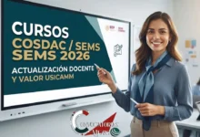 Profesora mexicana sonriente en un salón de clases moderno presentando en una pizarra digital interactiva que muestra el texto "Cursos COSDAC / SEMS 2026 - Actualización Docente y Valor USICAMM". Sostiene una tablet con un código QR para inscripción y logotipos de la SEP y SEMS/COSFAC visibles.