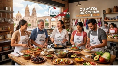 Imagen de portada con chef profesional cocinando, mostrando opciones de diplomados, repostería y platillos de los 12 mejores cursos de cocina en Durango.
