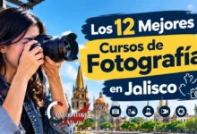 "Estudiante y profesor en un taller práctico de fotografía profesional en Jalisco, aprendiendo manejo de cámara y técnicas de iluminación para 2026."