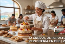 Chef instructora decorando pastel de fondant en una clase presencial de repostería en Baja California Sur con vista al mar y alumnos al fondo.