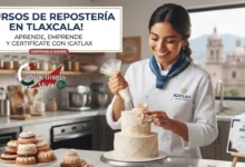 Una chef pastelera sonriente en un taller de ICATLAX en Tlaxcala decorando un pastel de bodas. Al fondo, se ven los arcos de la ciudad. En la mesa, hay un diploma oficial y un texto que dice 'Cursos de Repostería en Tlaxcala'.