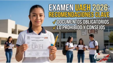 Aspirante sonriente mostrando su pase de ingreso al examen de admisión UAEH 2026 frente a una escuela universitaria.