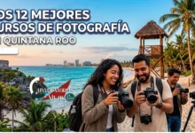 Los 12 Mejores Cursos de Fotografía en Quintana Roo 2026: Cancún, Playa del Carmen y Chetumal 14 Estudiantes de fotografía sonrientes sosteniendo cámaras DSLR durante un taller al aire libre en una playa del Caribe Mexicano en Quintana Roo, con ruinas mayas y palmeras al fondo