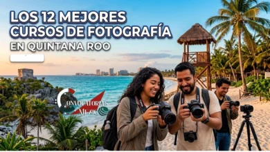 Estudiantes de fotografía sonrientes sosteniendo cámaras DSLR durante un taller al aire libre en una playa del Caribe Mexicano en Quintana Roo, con ruinas mayas y palmeras al fondo