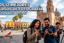 Dos jóvenes fotógrafos sonrientes revisando su cámara DSLR frente a la Catedral de San Luis Potosí durante una práctica de curso de fotografía urbana.