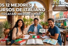 Los 12 Mejores Cursos de Italiano en Yucatán 2026: Mérida y Más 12 Tres estudiantes universitarios sonrientes estudiando italiano con libros, cuadernos y laptop con la bandera de Italia en una mesa al aire libre, con arcos de arquitectura colonial y la Catedral de Mérida de fondo