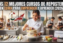 Chef pastelera profesional decorando un pastel avanzado en una escuela de gastronomía en CDMX (con vista al Ángel de la Independencia), representando los mejores cursos de repostería de 2026 para emprendedores.