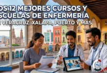 Tres estudiantes de enfermería sonrientes en Veracruz practicando con una simulación médica en tablet y modelo anatómico, con la Catedral de Xalapa y el Malecón del Puerto de fondo, ilustrando los mejores cursos de enfermería