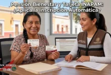 "Una mujer adulta mayor sonríe sosteniendo su tarjeta INAPAM y su Tarjeta del Bienestar, mientras una funcionaria de la Secretaría del Bienestar explica el proceso de registro en una oficina en Puebla, México."