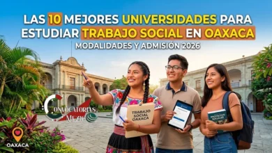 Tres estudiantes universitarios con libros y tablet frente a la facultad en Oaxaca con el texto "Las 10 Mejores Universidades para Estudiar Trabajo Social en Oaxaca