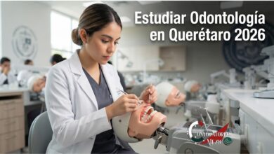 Estudiante de odontología practicando en un laboratorio clínico moderno con simuladores dentales en una universidad de Querétaro.