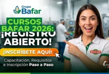 Mujer señalando aviso de registro abierto para los Cursos Bafar de capacitación laboral en plantas de producción.