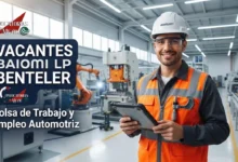 Ingeniero industrial mexicano con casco y chaleco de seguridad sosteniendo tableta en planta de BENTELER para las vacantes de empleo