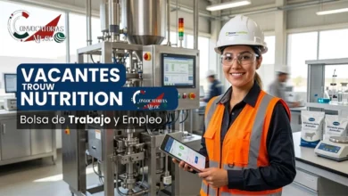 Ingeniera industrial con casco y chaleco de seguridad sosteniendo una tableta digital en planta de Trouw Nutrition México para las vacantes de empleo 2026.