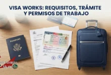 Mesa de trabajo con pasaporte, solicitud de visa aprobada, bolígrafo y maleta azul para trámite de permisos de trabajo y movilidad laboral.